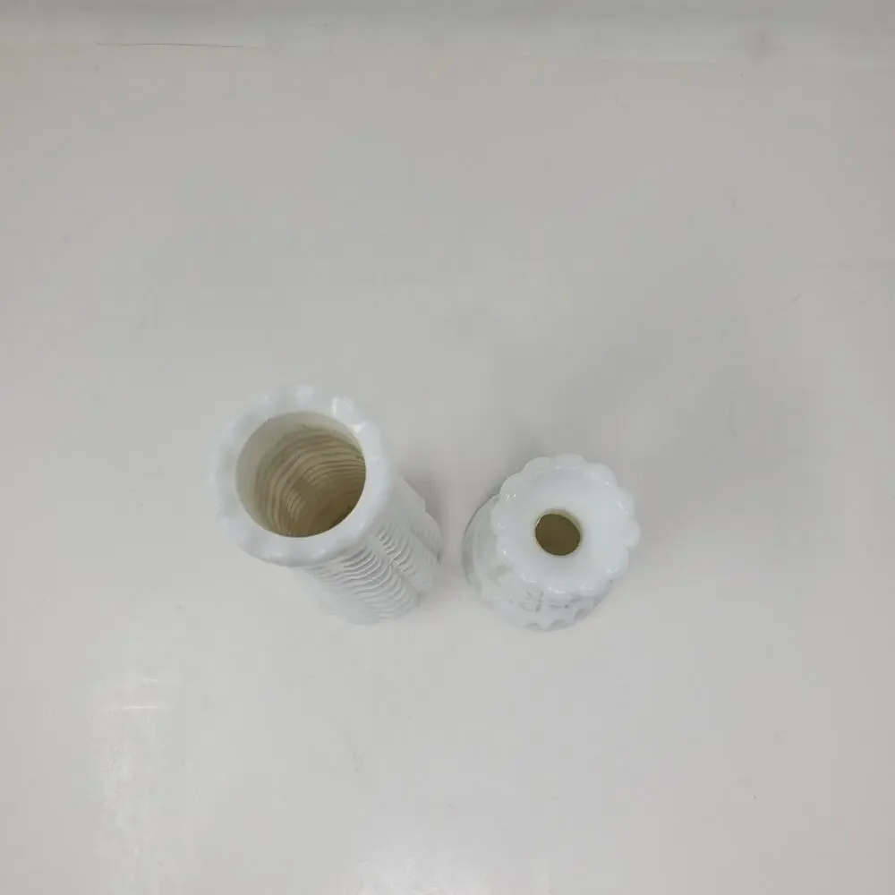 Vintage Set of 2 White Milkglass vase/budvase In Great condition 6